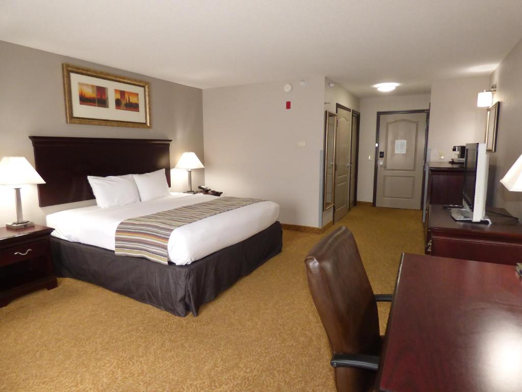 SUITE, QUEEN BED, ACCESSIBLE