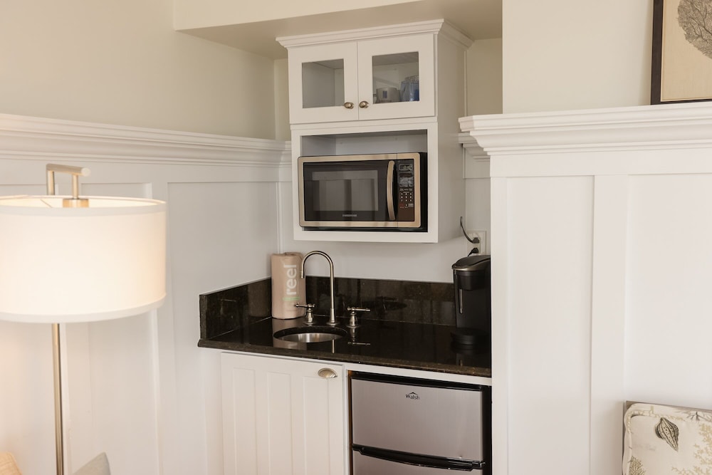 The Burrus House Inn Waterfront Suites 42/50