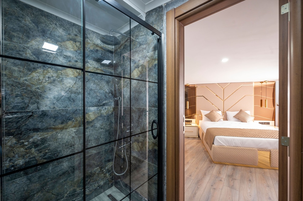 Luxury Airport Hotel 47/48
