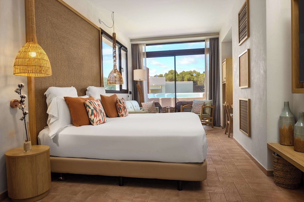 Junior Suite, King Bed, Mountain View, with Pool