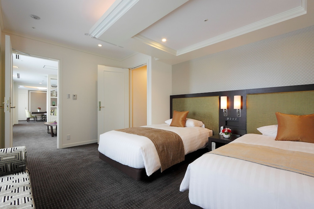 ROYAL, SUITE