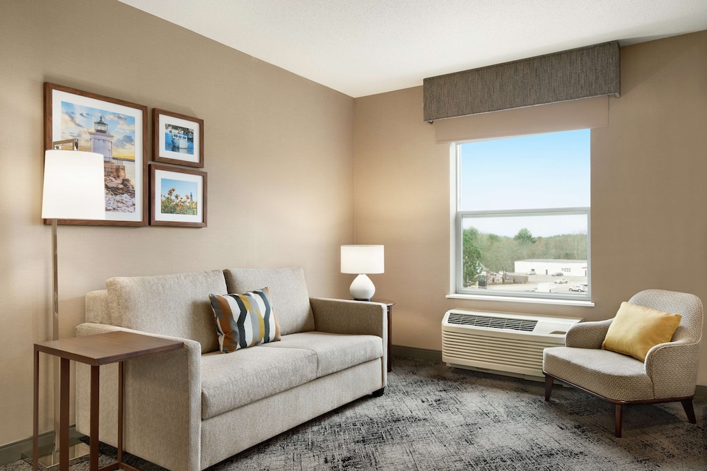 Hampton Inn Suites Exeter 38/52