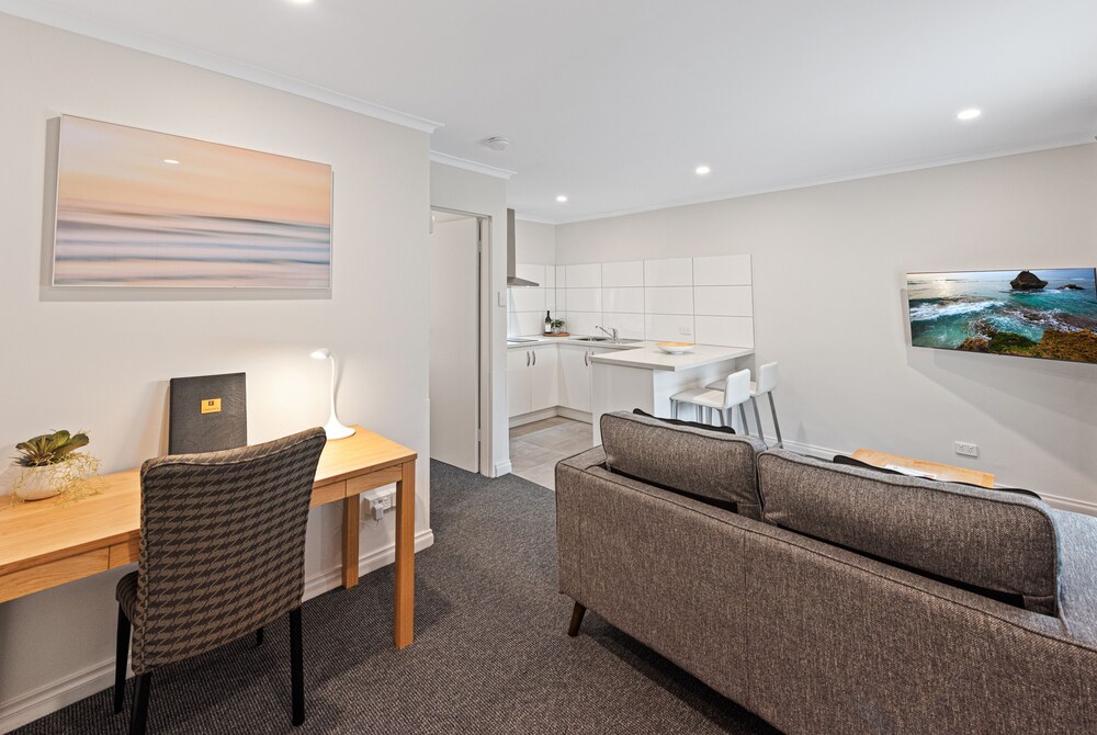 Fawkner Suites Serviced Apartments 46/64