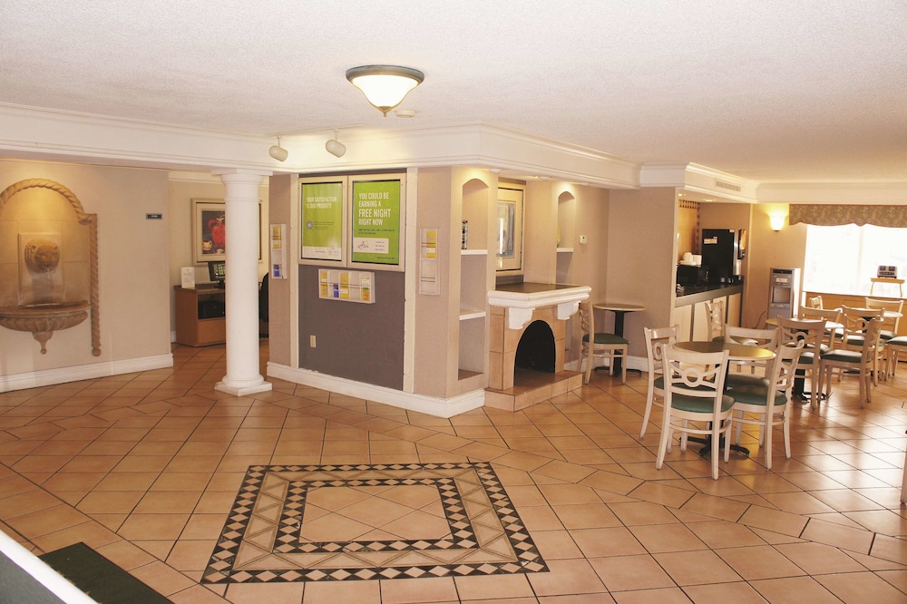 La Quinta Inn Kansas City Lenexa 37/50