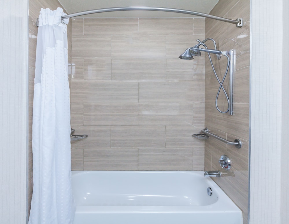 Holiday Inn Express Hotel And Suites Houston East 48/50