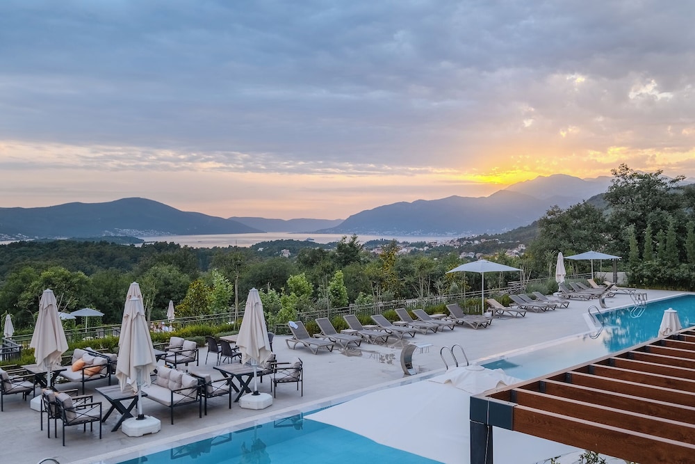Montenegro Lodge 38/50