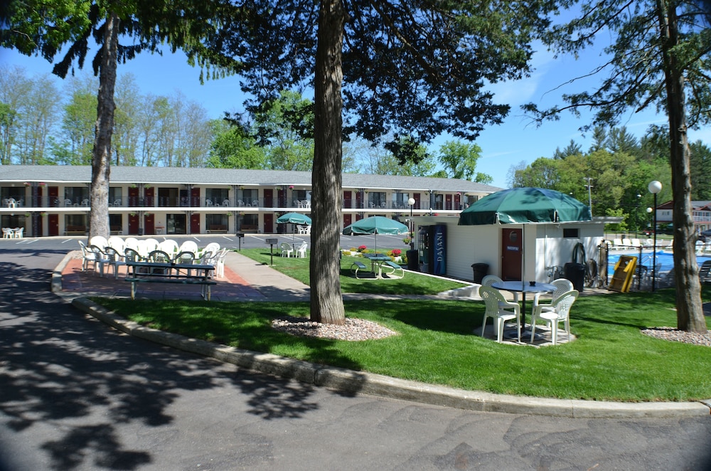 Amber s Inn & Suites 4/71