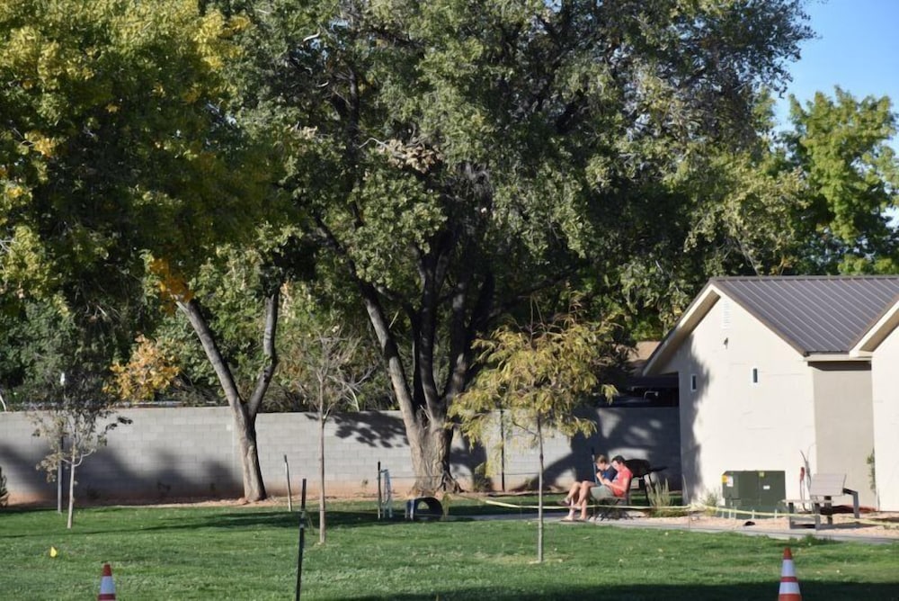 Zion s Camp and Cottages 43/50