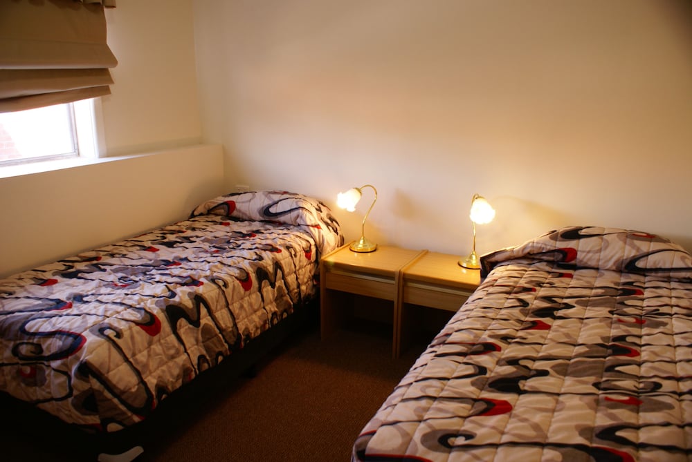 Country Lodge Motor Inn 18/50
