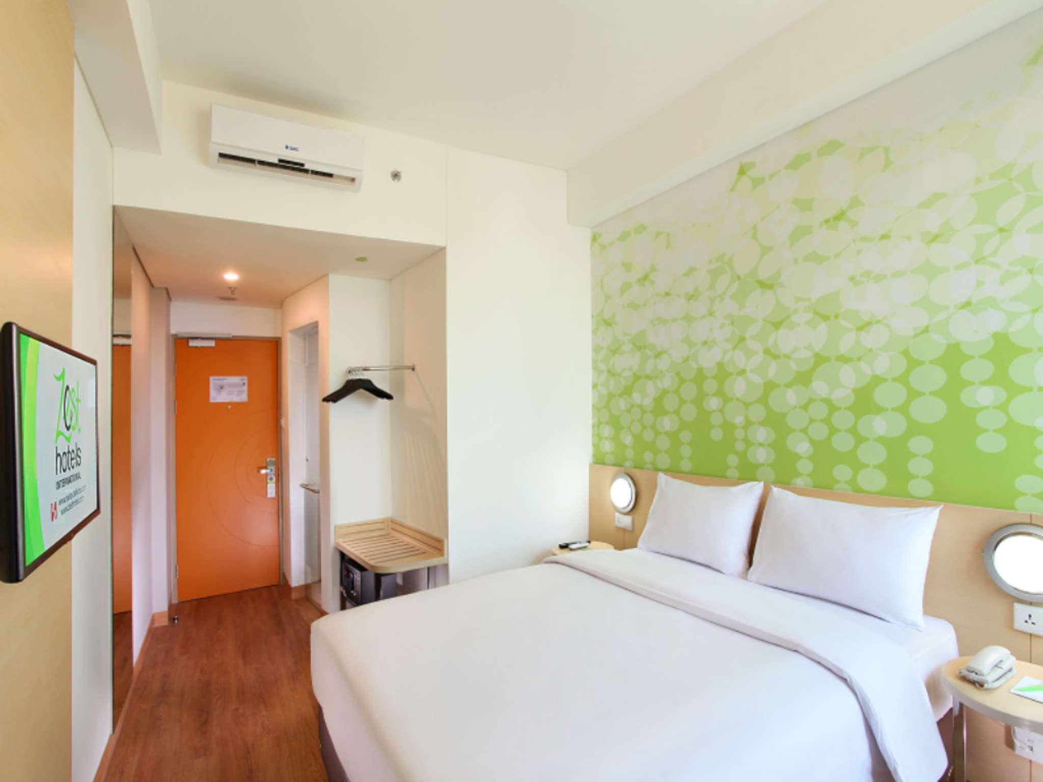 ROOM, QUEEN BED