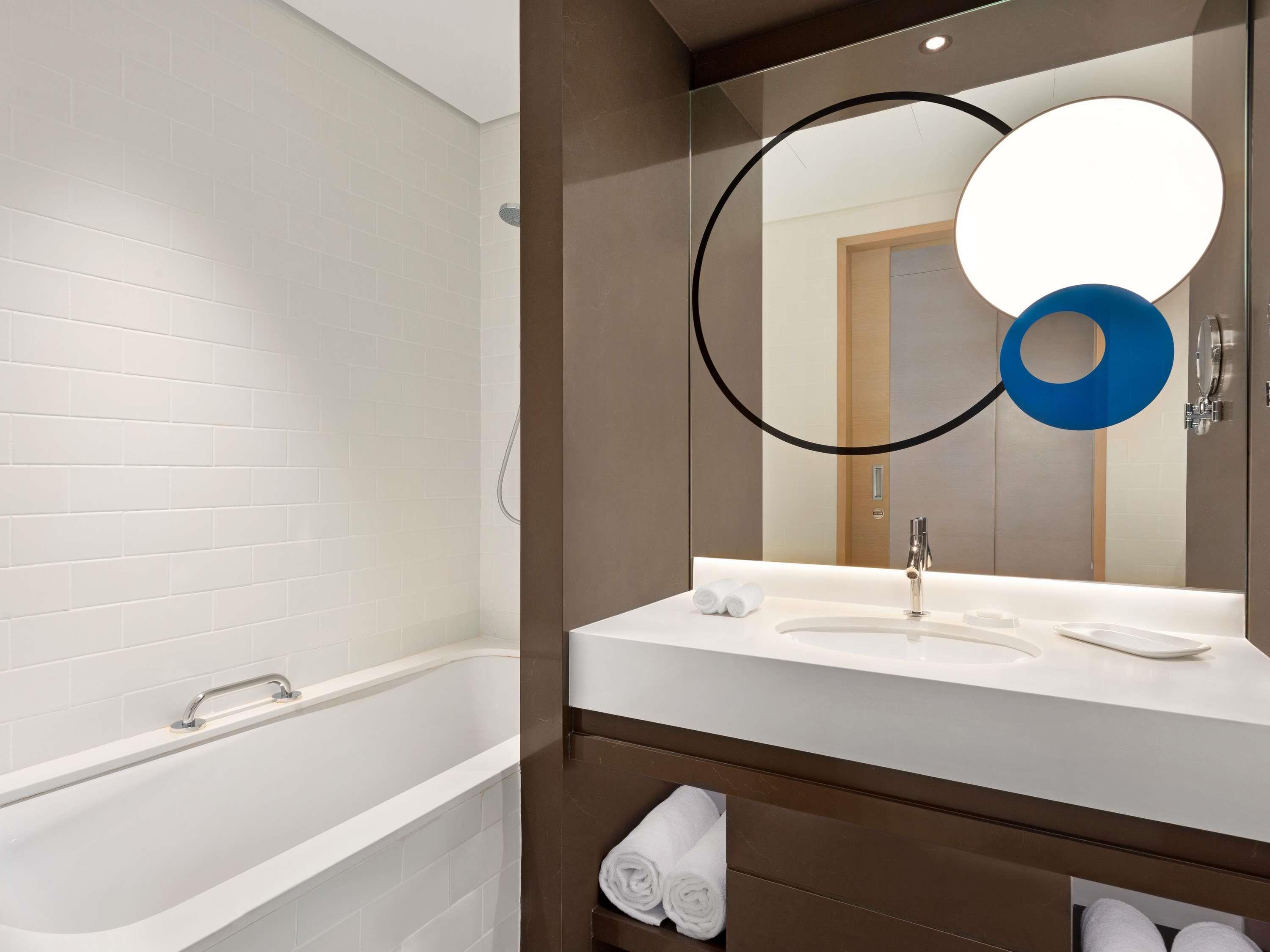 غرفة ديلوكس بسرير كينج، Novotel Dubai Gold District 2/2