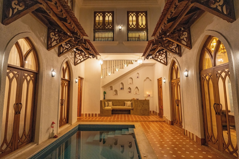 ELIVAAS 4 BHK with Pvt Pool and Media Room Samukha 39/55
