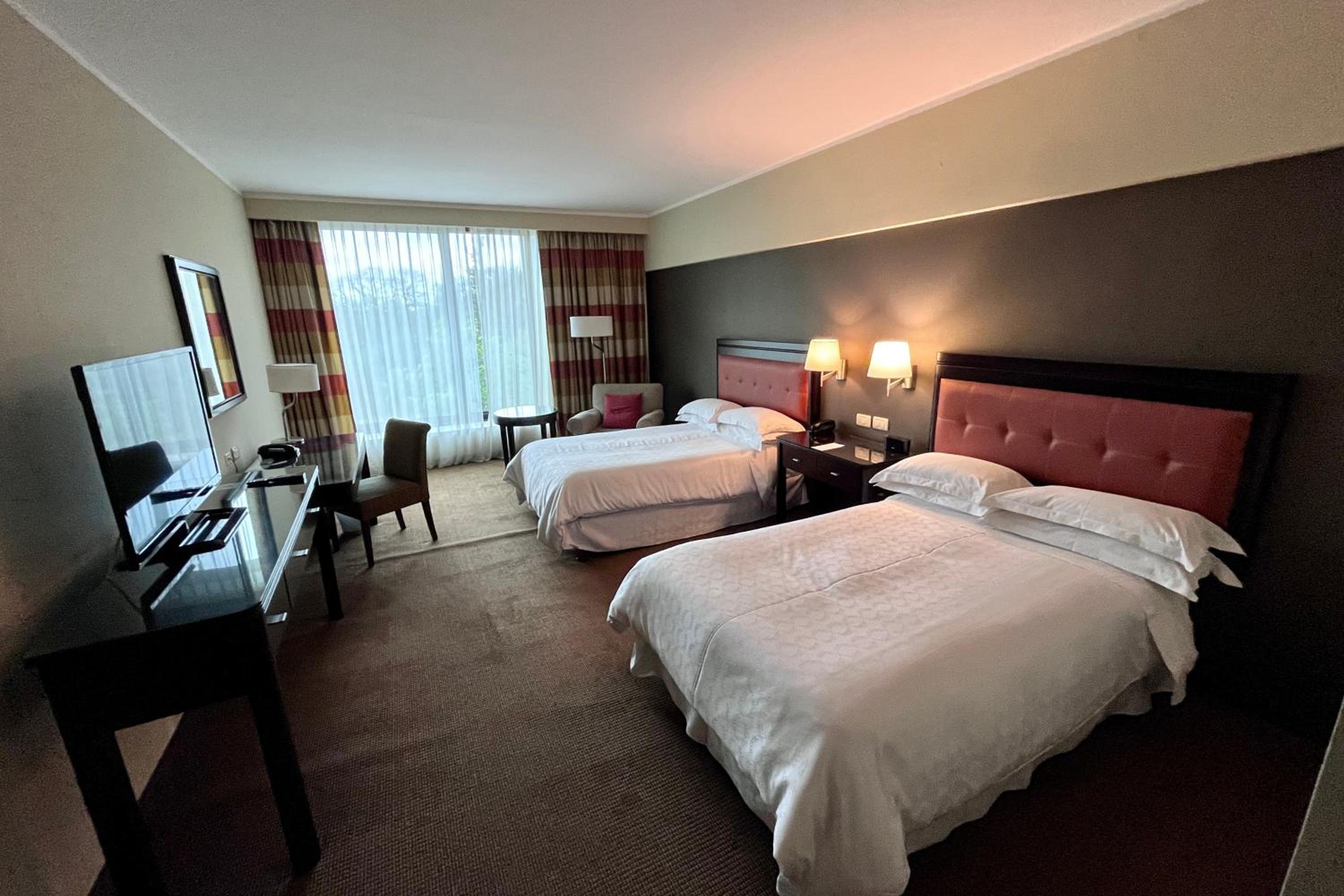 Guest Room, Twin Beds, Club Floor