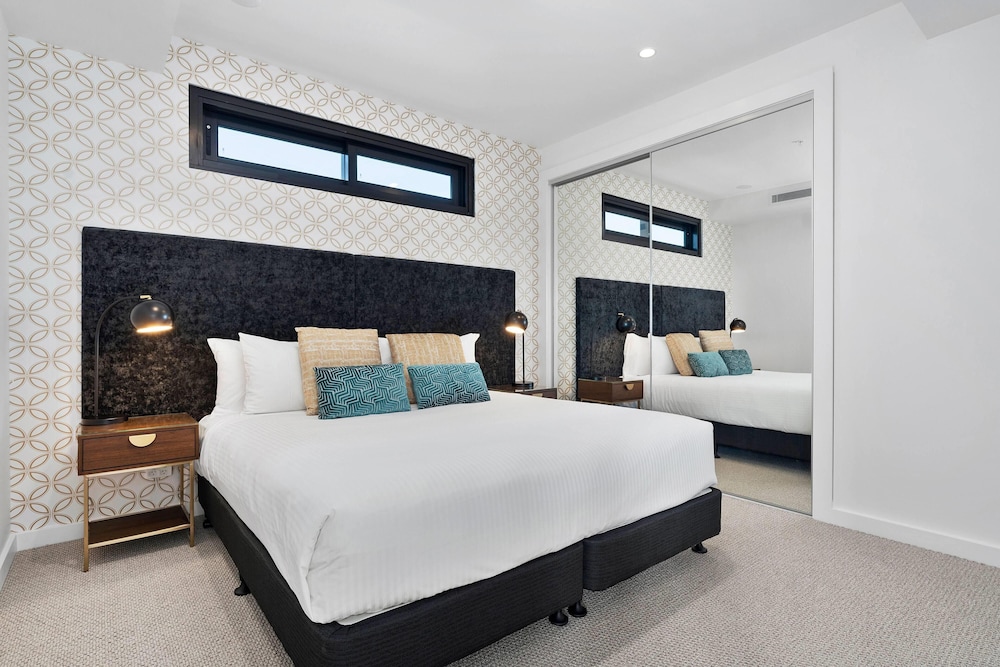 2 Bedrooms, King and Queen Bed, Urban View
