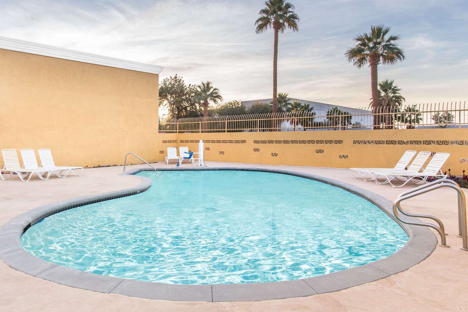Days Inn by Wyndham Indio 34/36
