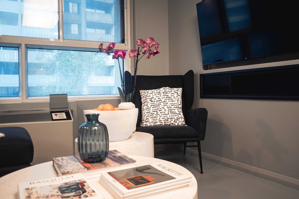Pierce Boutique Apartments 68/73
