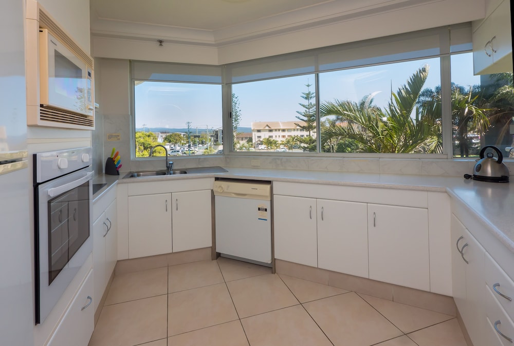 Burleigh Surf Apartments 8/77