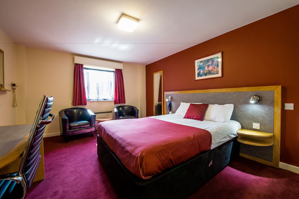Pendulum Hotel 32/68