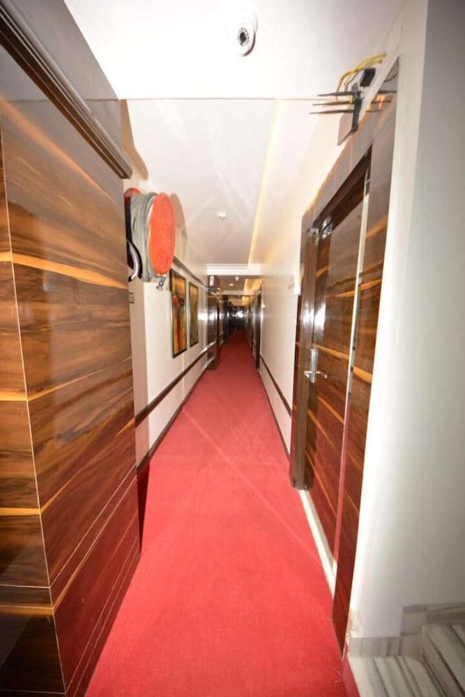 Hotel President 12/25