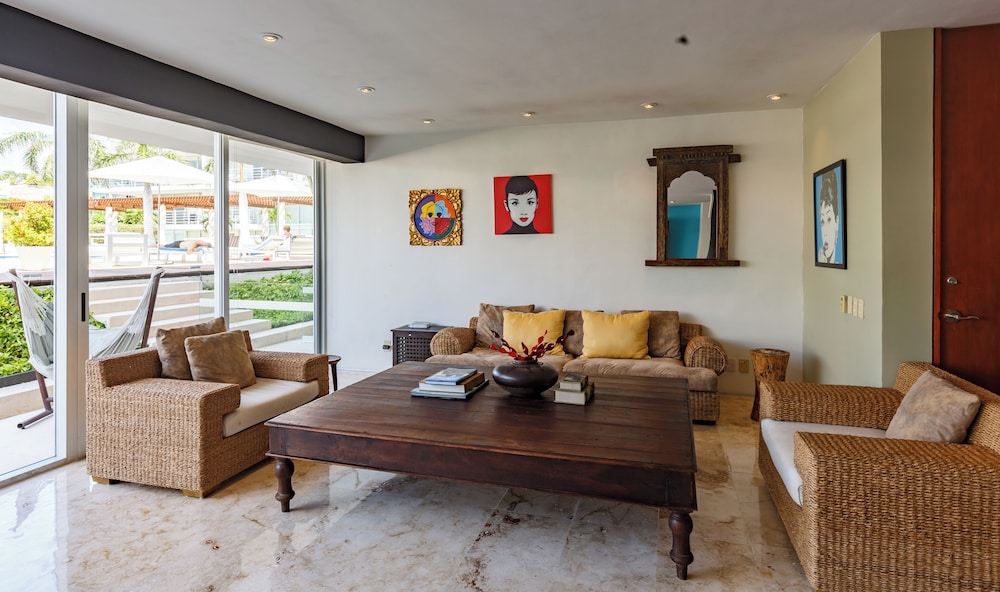 Magia Beachside Condo 30/47