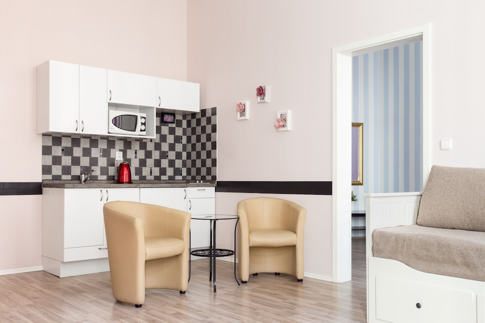 Royal Court Apartments 23/66