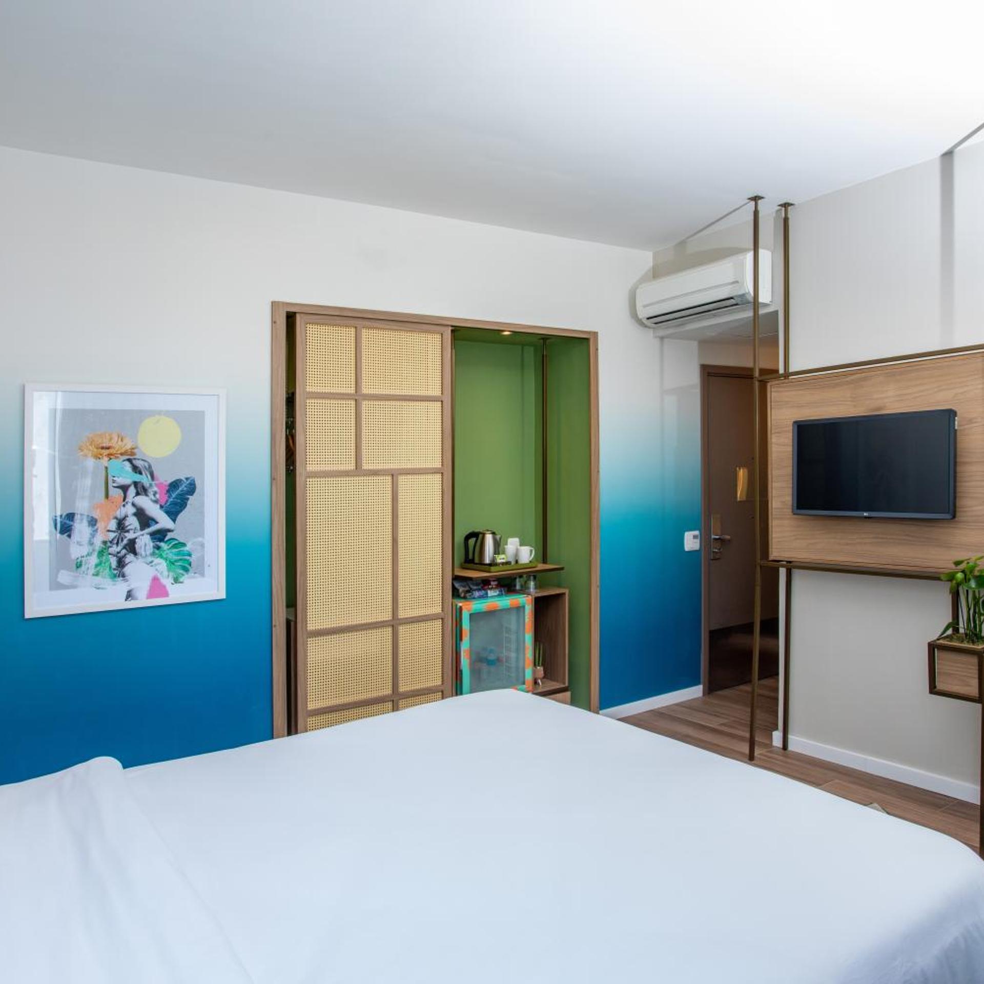 Executive, King Bed, Side Sea View, Balcony