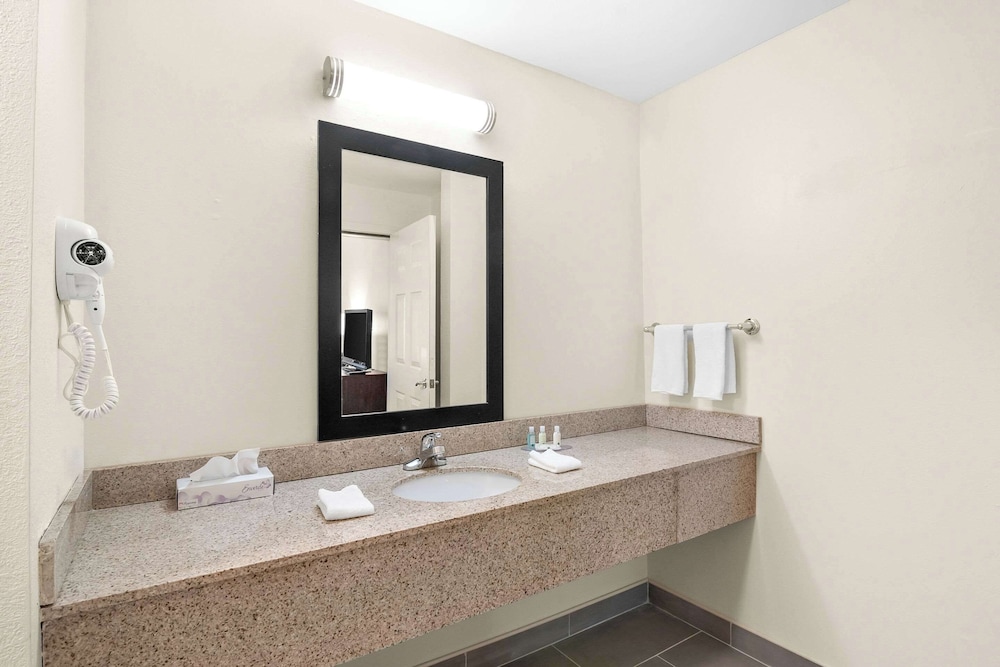 غرفة بسرير كينج لذوي الإعاقة، Quality Inn Queensbury - Lake George Area 4/5