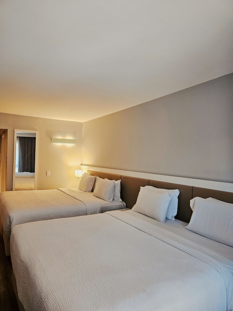 SUPERIOR, QUEEN BED