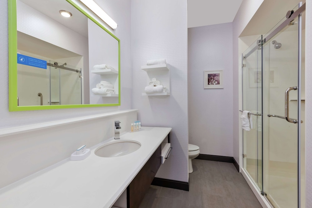 غرفة بسرير كينج مع أريكة، Hampton Inn Sedalia Mo 3/3
