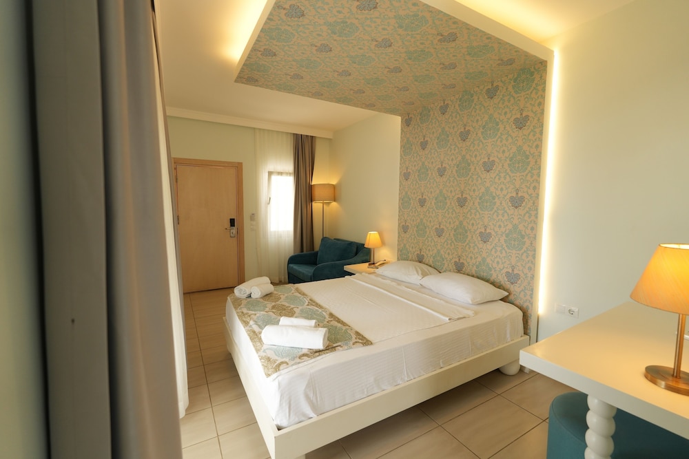 Babana Hotel 32/83