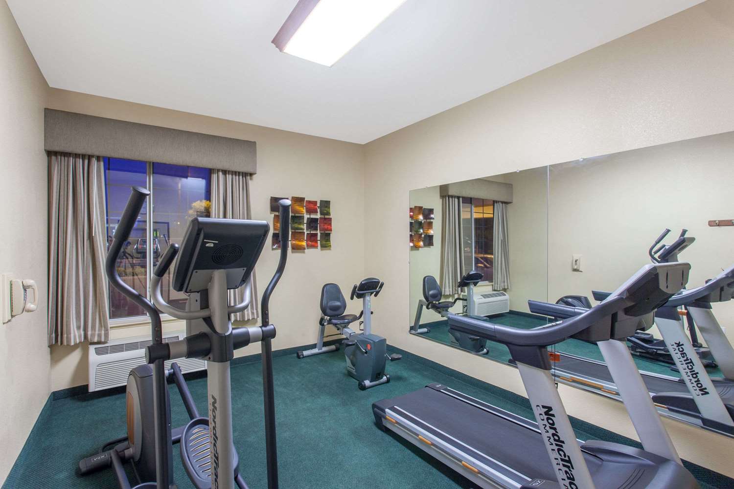 Ramada By Wyndham Fresno Northwest 20/28