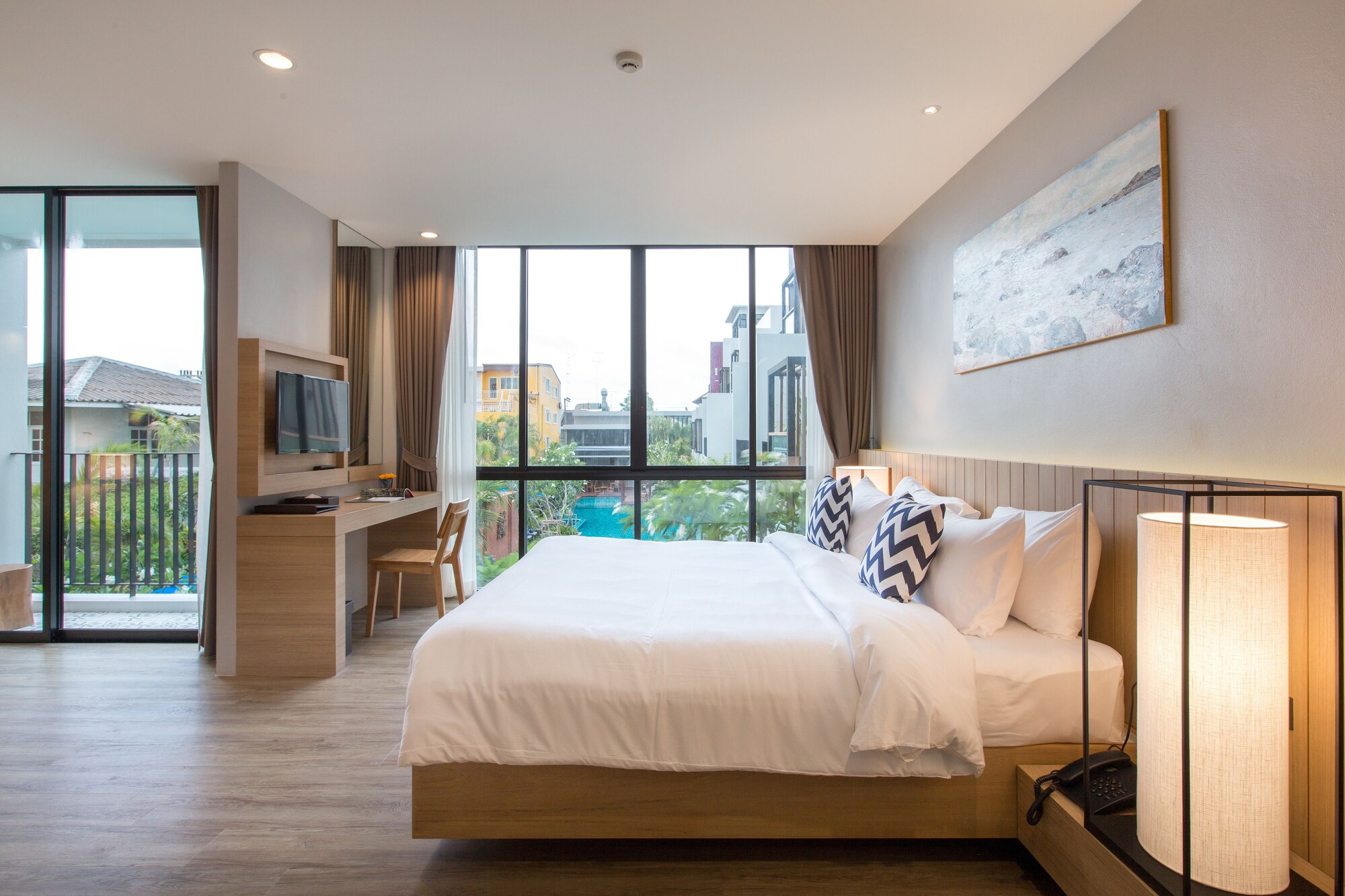 1 BEDROOM, SUITE
