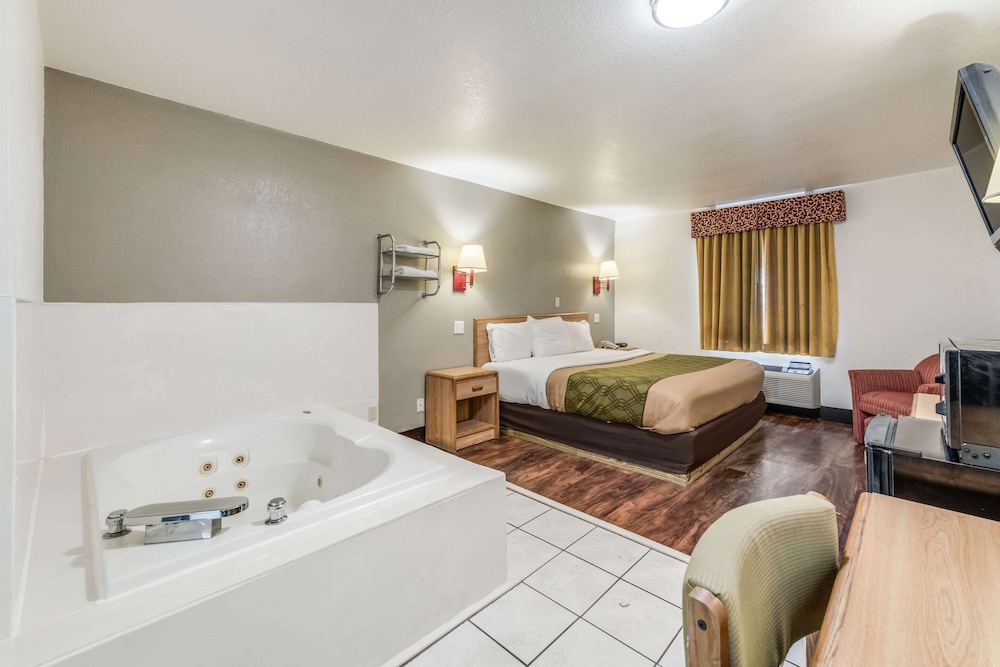 Econo Lodge Truman Inn 25/48