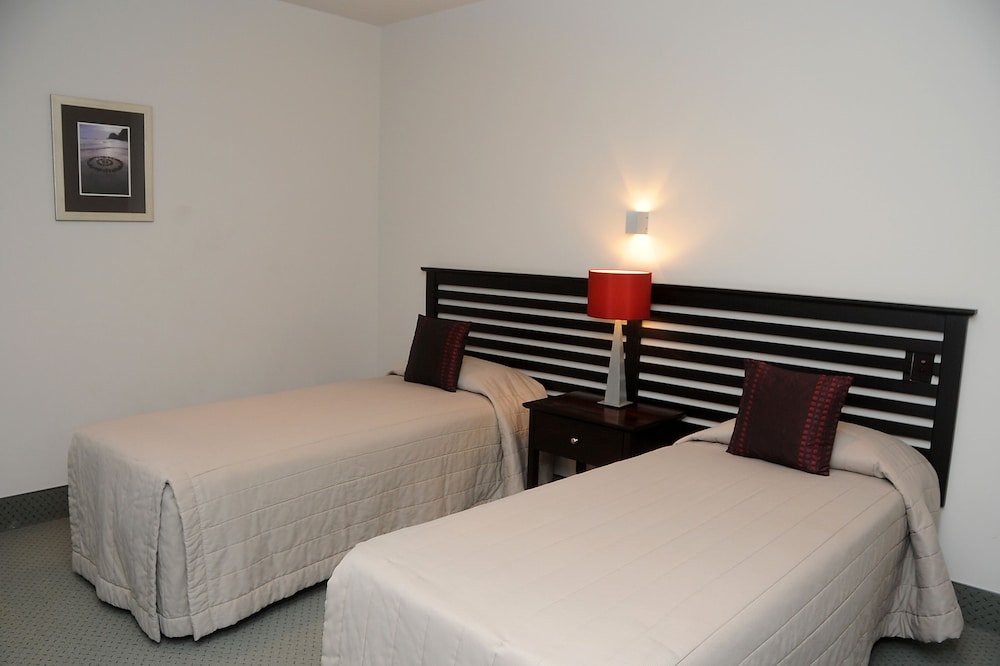 Emerald Hotel 15/45