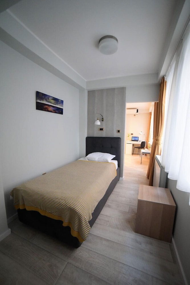 Garni House 46 12/68