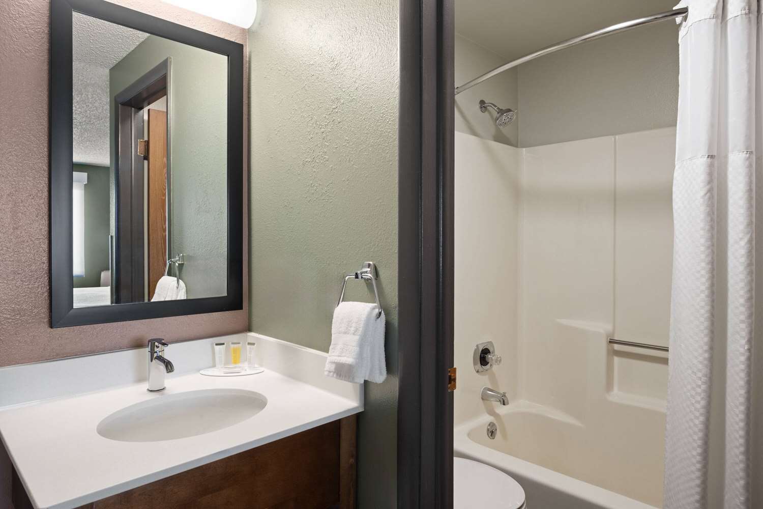 Super 8 by Wyndham Conrad MT 38/41