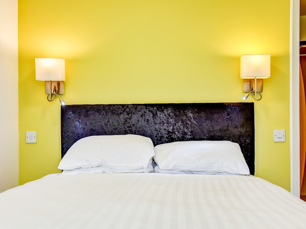 OYO The Hotel Rafiya, Redditch 8/20