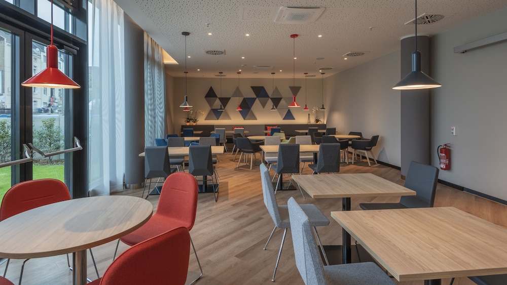 Holiday Inn Express Dusseldorf Hauptbahnhof 46/59