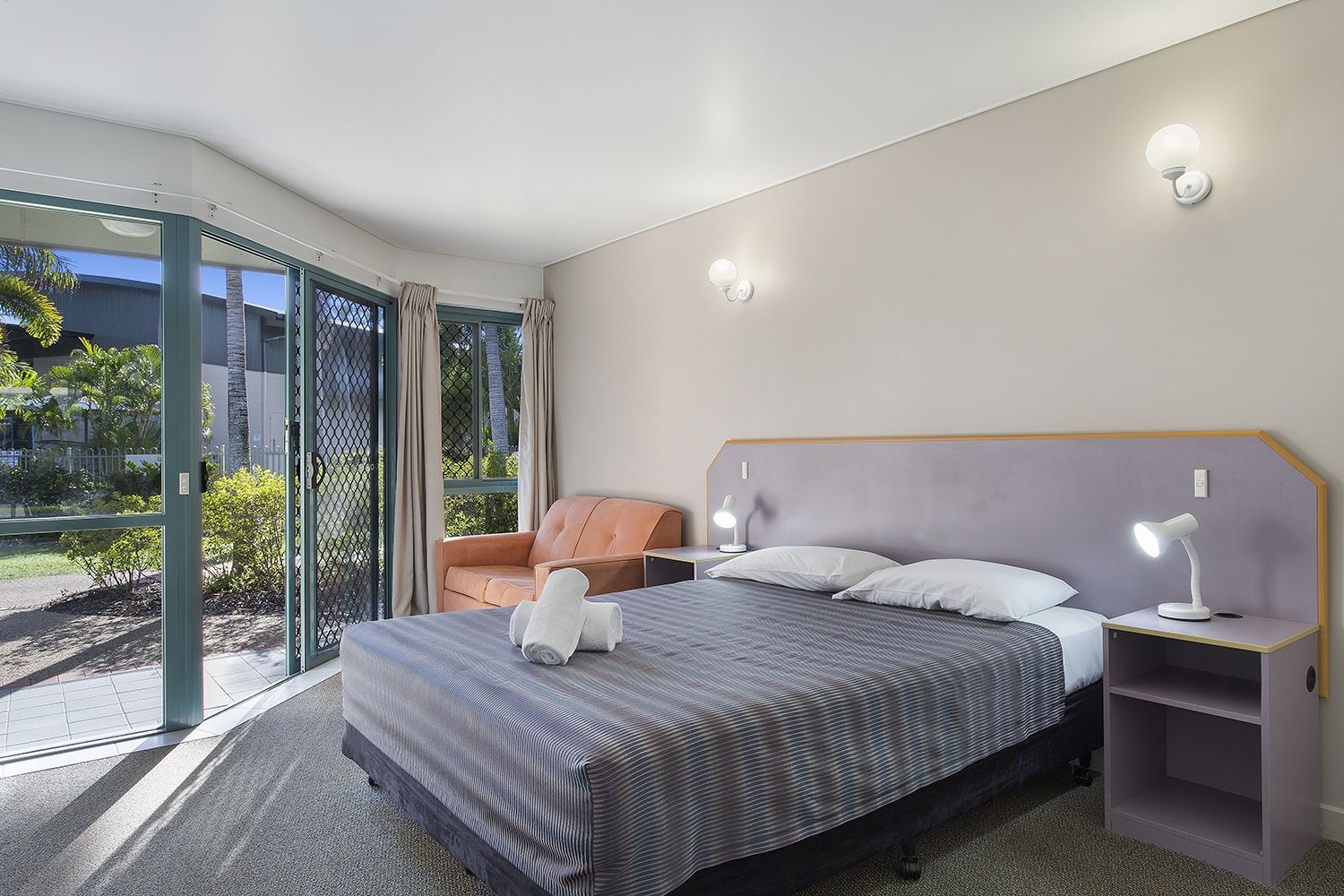 STANDARD, QUEEN BED