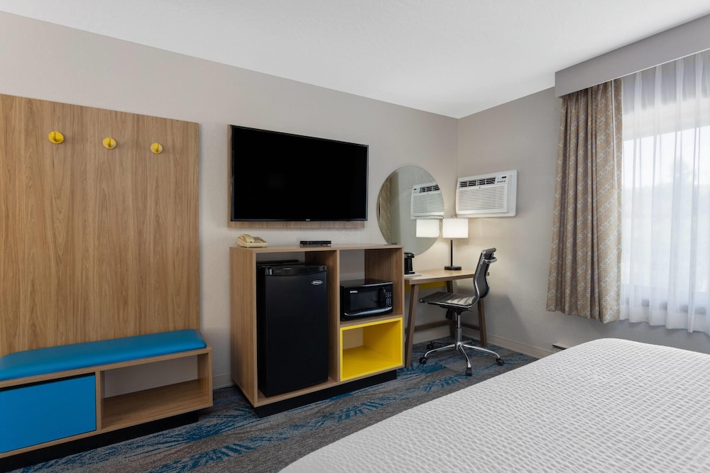Days Inn and Suites by Wyndham Downtown Missoula-University 54/66