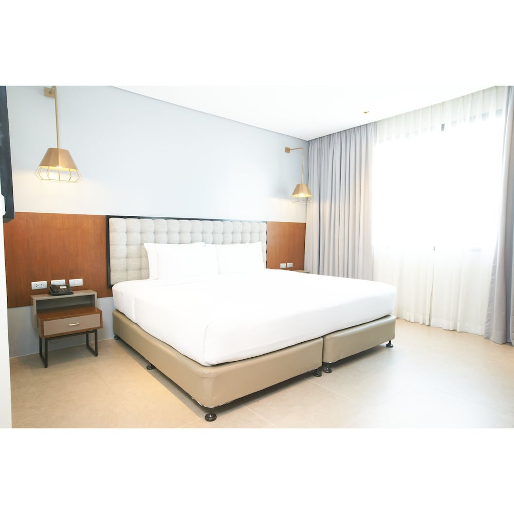 DELUXE, KING BED