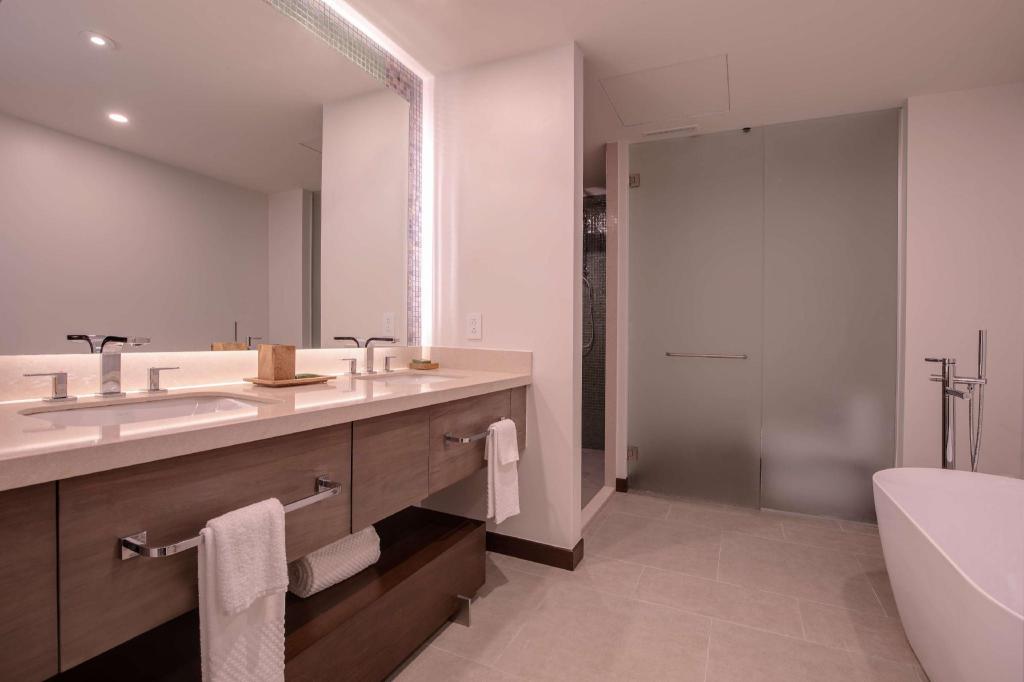 2 Bedrooms, Garden, Suite, 2 King Beds, Sofa, Kitchen