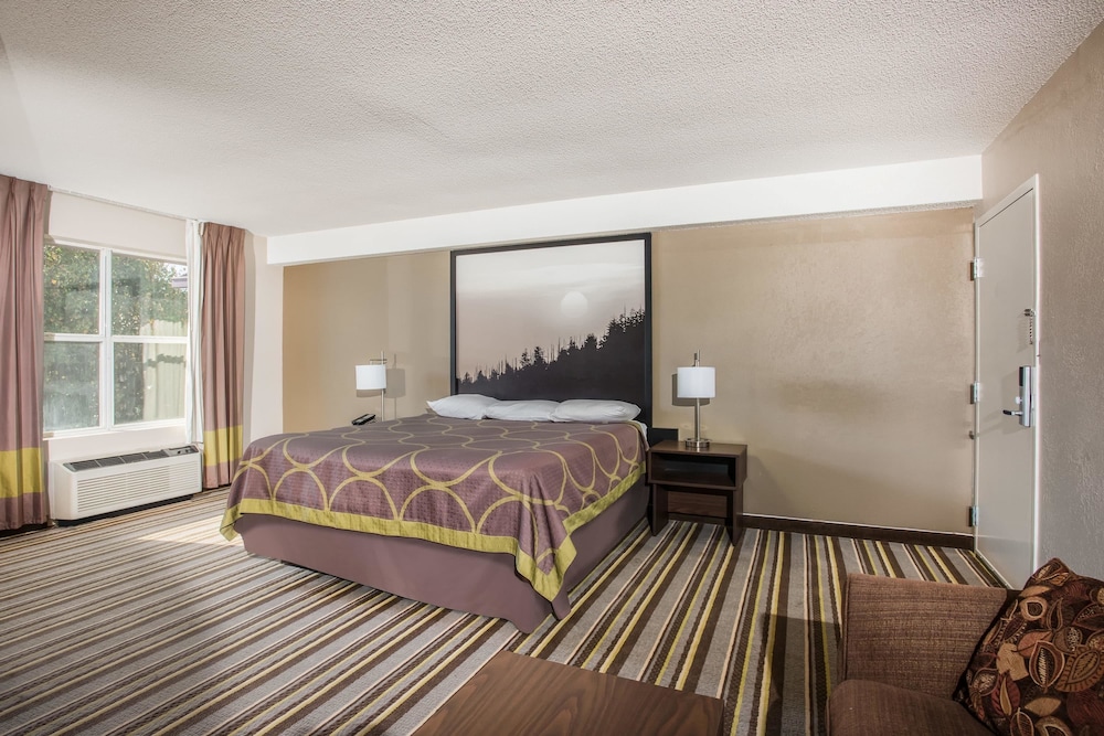 Super 8 By Wyndham Sevierville Riverside 10/45