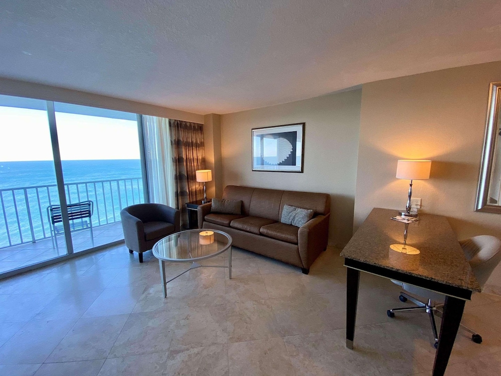 Radisson Suite Hotel Oceanfront 48/64