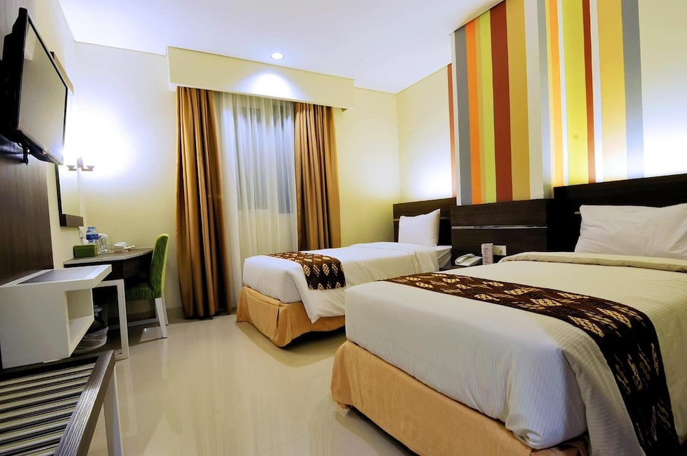 Pose In Hotel Solo 23/48