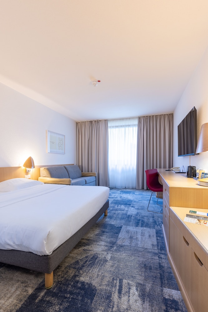 غرفة قياسية بسرير كوين مع أريكة، Novotel Dusseldorf City West 2/8