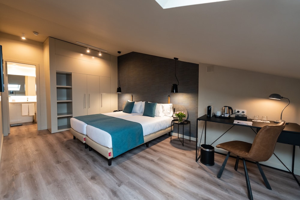 Atenea Rekord Suites 7/50