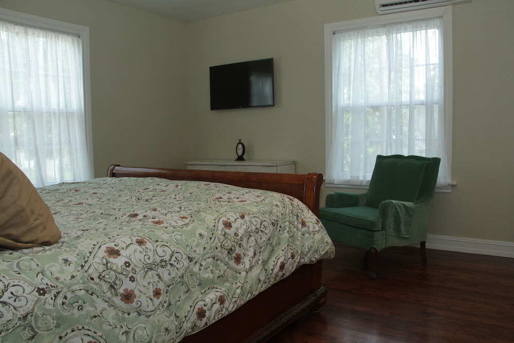 The Oaks Bed and Breakfast 11/60
