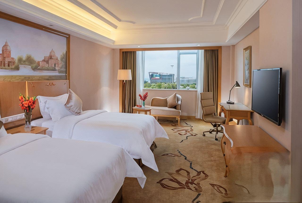 Vienna Hotel (Shenzhen Luohu Port Railway Station) 23/36