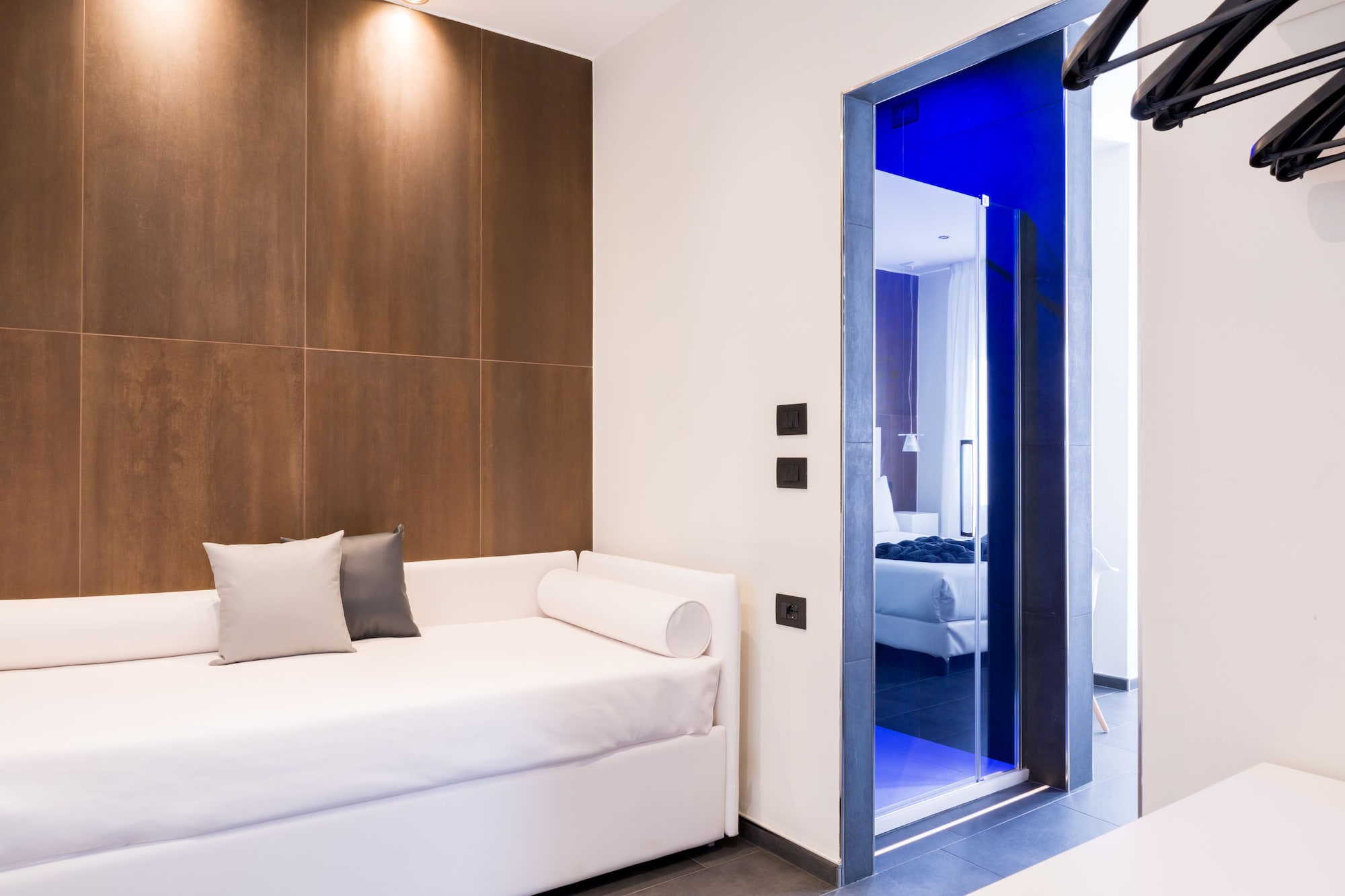 EXECUTIVE, DOUBLE BED